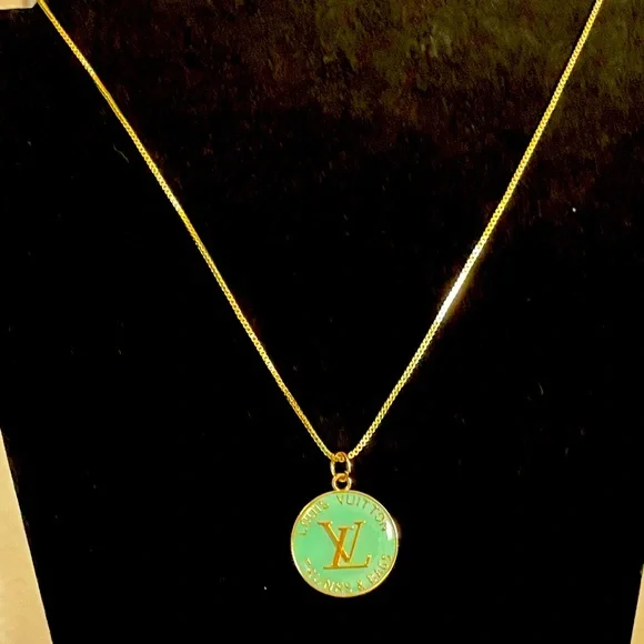 Louis Vuitton LV Mint Pendant on Premium Chain - Picture 4 of 4